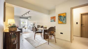 Departamento Confort, 2 habitaciones, vista a la ciudad | Área de sala de estar