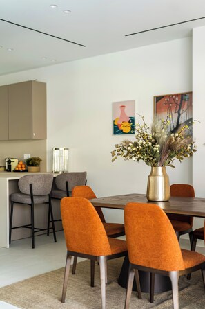 Classic Penthouse, City View | In-room dining