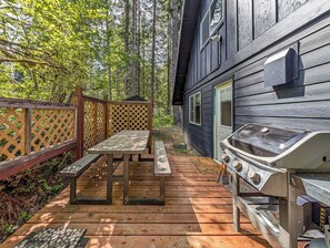 Outdoor dining - Powder to the People (Packwood)