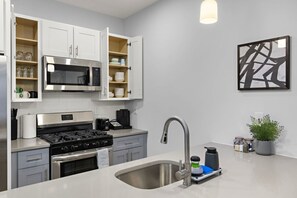 冷蔵庫、電子レンジ、オーブン、コンロ