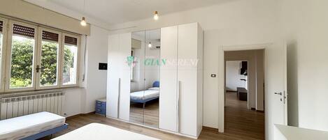 2 bedrooms, iron/ironing board, WiFi