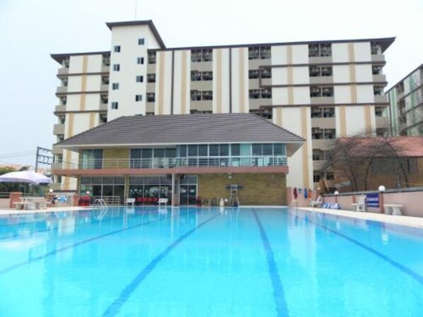 Una piscina al aire libre