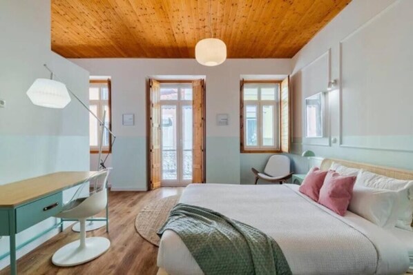 2 soverom, skrivebord, strykejern/-brett og internettilgang