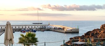 1 Bedroom apartment, sea views, old town, 30m from the boardwalk.