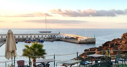 1 Bedroom apartment, sea views, old town, 30m from the boardwalk.