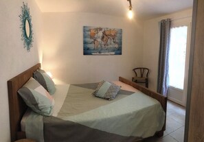 3 عدّة غرف نوم ومكواة/لوح كي وسرير سفر وواي فاي