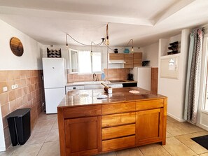 Jääkaappi, mikroaaltouuni, uuni, liesi