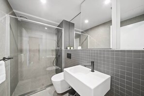 Regadera, secadora de cabello, toallas 