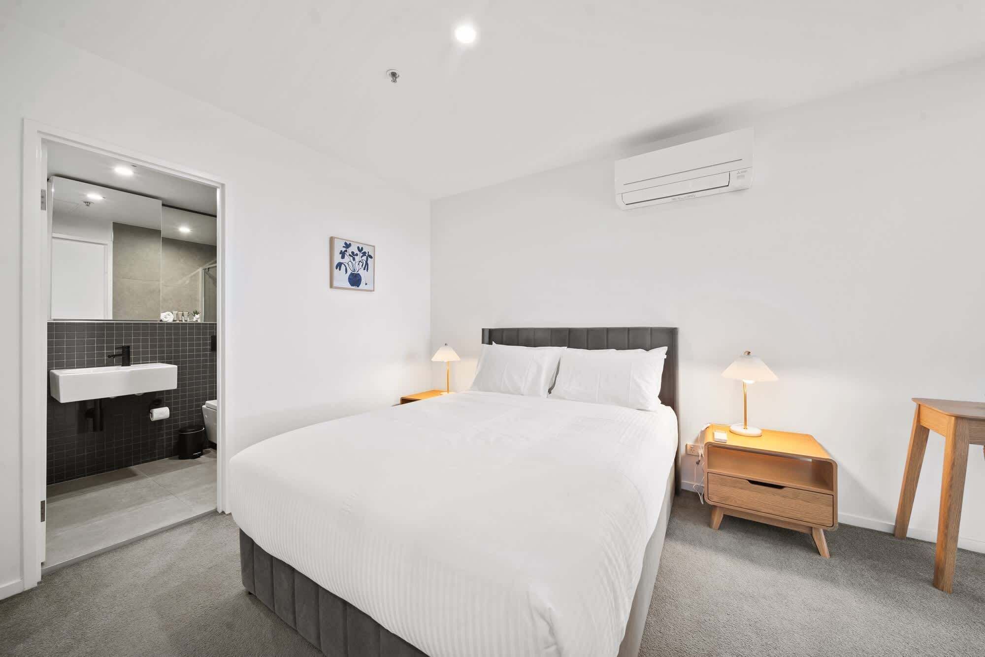 2 bedrooms, desk, iron/ironing board, WiFi