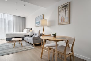 Tabla de planchar con plancha, wifi y ropa de cama 