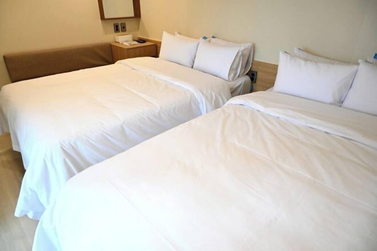 Bedden met traagschuimmatrassen, een bureau, een strijkplank/strijkijzer