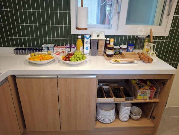 Basic Double Room, Non Smoking, Private Bathroom | Private kitchen | Mini-fridge, microwave, cookware/dishes/utensils, paper towels - Rio Hotel (Seoul)