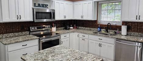 Geladeira, micro-ondas, lava-louças, cafeteira/chaleira