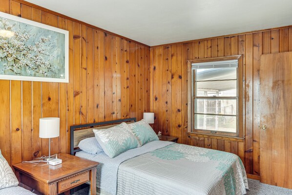 3 bedrooms, desk, iron/ironing board, internet