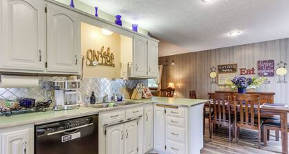 Holiday Island Family Home on 13th Green!