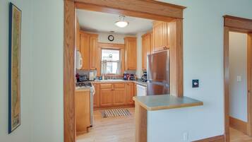 Fridge, microwave, stovetop, dishwasher