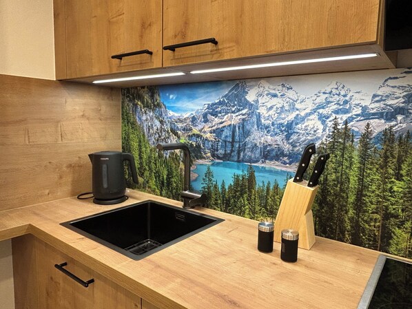 Fridge, microwave, stovetop, dishwasher