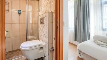 Quarto casal standard | Banheiro | Chuveiro, secador de cabelo, chinelos, toalhas de banho