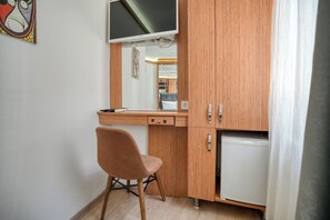 Kahden hengen standard-huone | Tallelokero huoneessa, silitysrauta/-lauta, ilmainen Wi-Fi