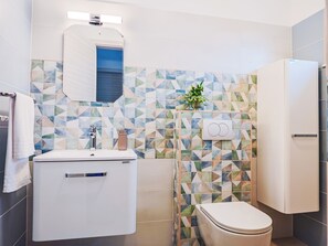 Dusche, Haartrockner, Handtücher, Seife