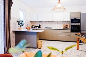 冰箱、微波炉、烤箱、炉灶