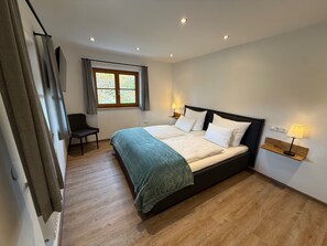 1 bedroom, bed sheets - Apartment Bergsonne for 1-2 persons with separate bedroom, living room, kitchen, bathroom with shower/WC and balcony (Schönau am Königssee)