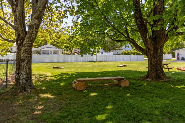 Property grounds - Gallagher's Travels Room One (King Bed) (Bar Harbor)