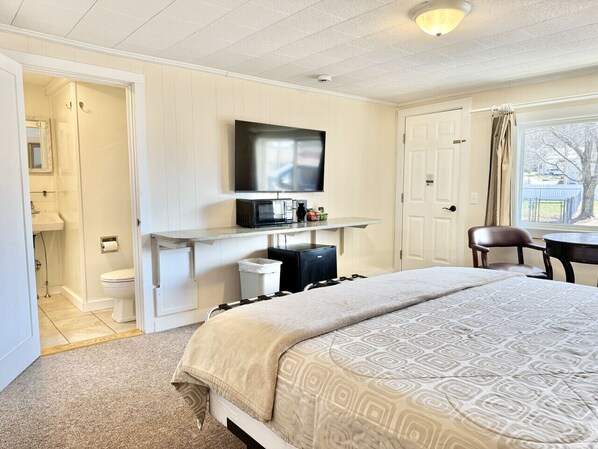 1 bedroom, WiFi - Gallagher's Travels Room Two (King Bed) (Bar Harbor)