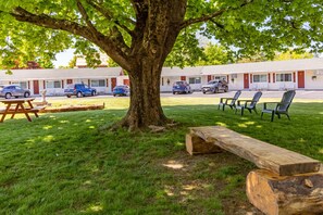 Property grounds - Gallagher's Travels Room Two (King Bed) (Bar Harbor)