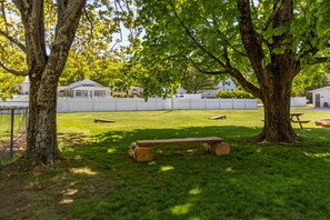 Property grounds - Gallagher's Travels Room Eleven (King) (Bar Harbor)