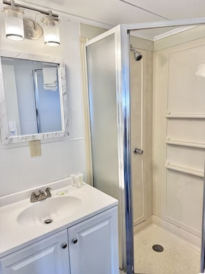 Bathroom - Gallagher`s Travels Cabin One (Single Queen) (Bar Harbor)