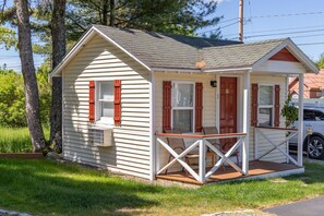 Exterior - Gallagher`s Travels Cabin One (Single Queen) (Bar Harbor)