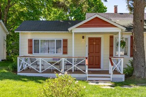 Exterior - Gallagher`s Travels Cabin One (Single Queen) (Bar Harbor)