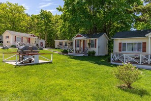 Terrace/patio - Gallagher`s Travels Cabin One (Single Queen) (Bar Harbor)