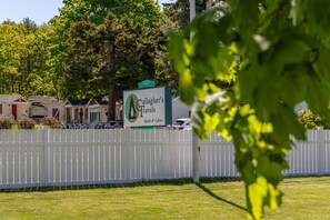 Property grounds - Gallagher's Travels Cabin Three (Queen) (Bar Harbor)