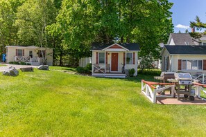 Outdoor dining - Gallagher`s Travels Cabin Six (King) (Bar Harbor)