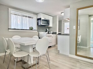 Dining - Wildwood Cottage at Gallagher`s Travels (Bar Harbor)