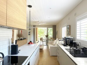 Een koelkast, een microgolfoven, een oven, een kookplaat