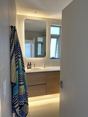 Een douche, handdoeken, zeep, shampoo