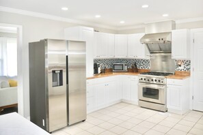 Fridge, microwave, oven, stovetop - Parkside Retreat: 20% off thru Dec 19! (Pineville)