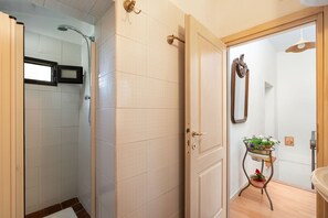 Doccia, asciugacapelli, bidet