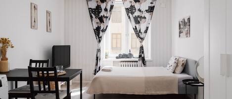 1 室のベッドルーム、デスク、アイロン / アイロン台、WiFi (無料)