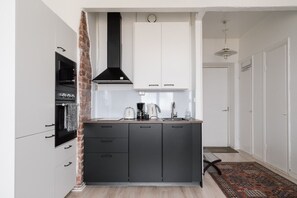 Fridge, microwave, oven, stovetop - Renovated Top Floor Studio in Kallio (Helsinki)
