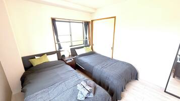 2 bedrooms, desk, WiFi, bed sheets