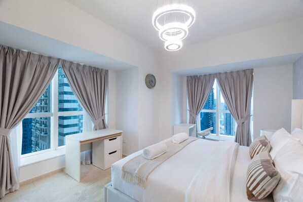 2 bedrooms, desk, iron/ironing board, free WiFi - Luxurious 2 BR in the Heart of Marina l Sea View (Dubai)
