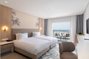 Dobbelt- eller tomannsrom – deluxe, balkong, havutsikt | Utsikt mot strand/hav