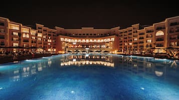 Indoor pool, 2 outdoor pools