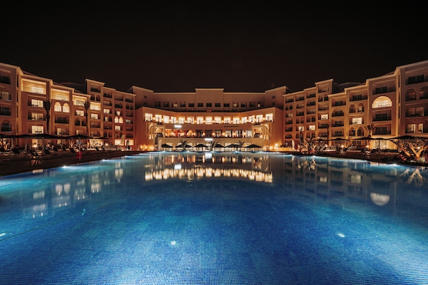 Indoor pool, 2 outdoor pools