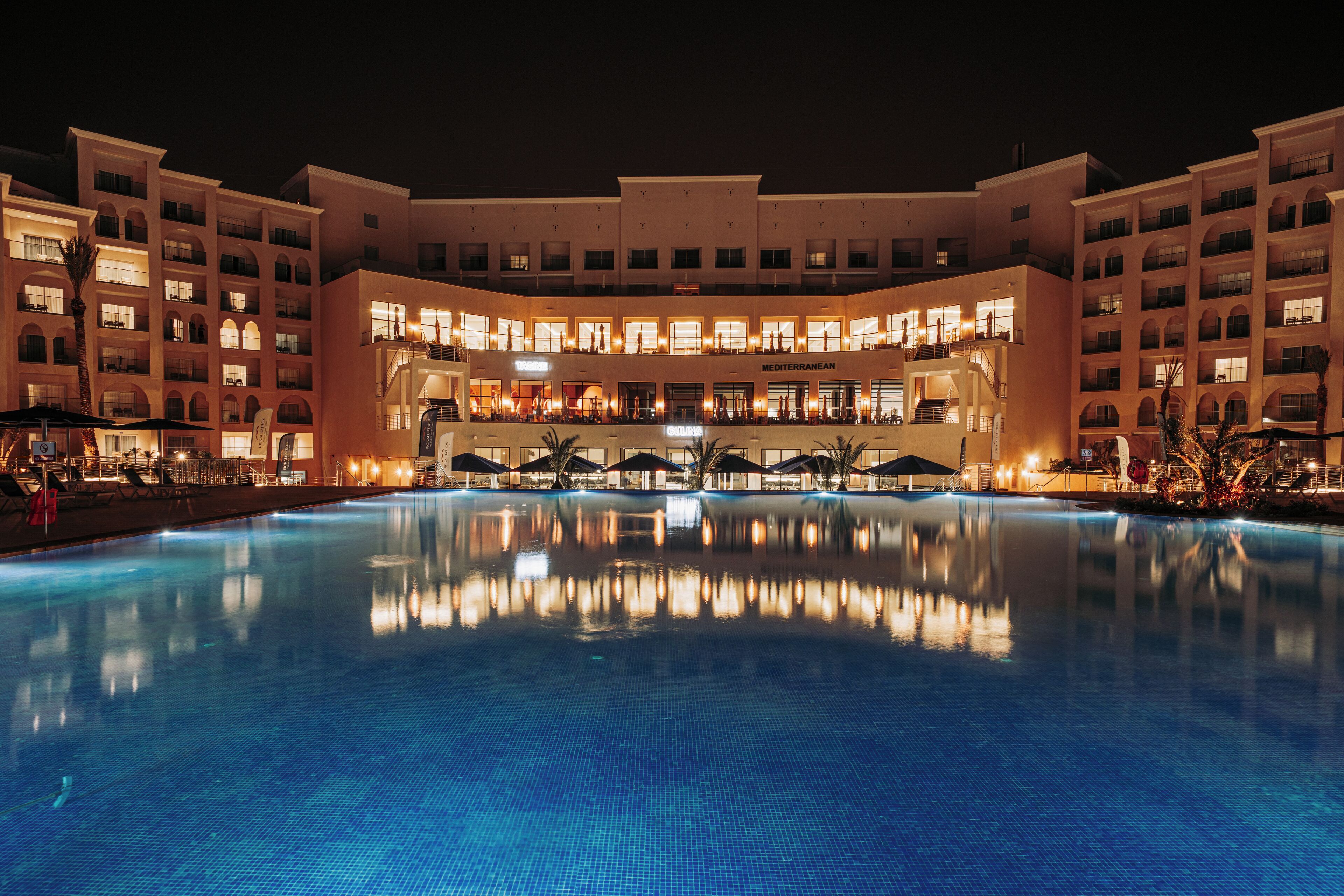 Piscine intérieure, 2 piscines extérieures