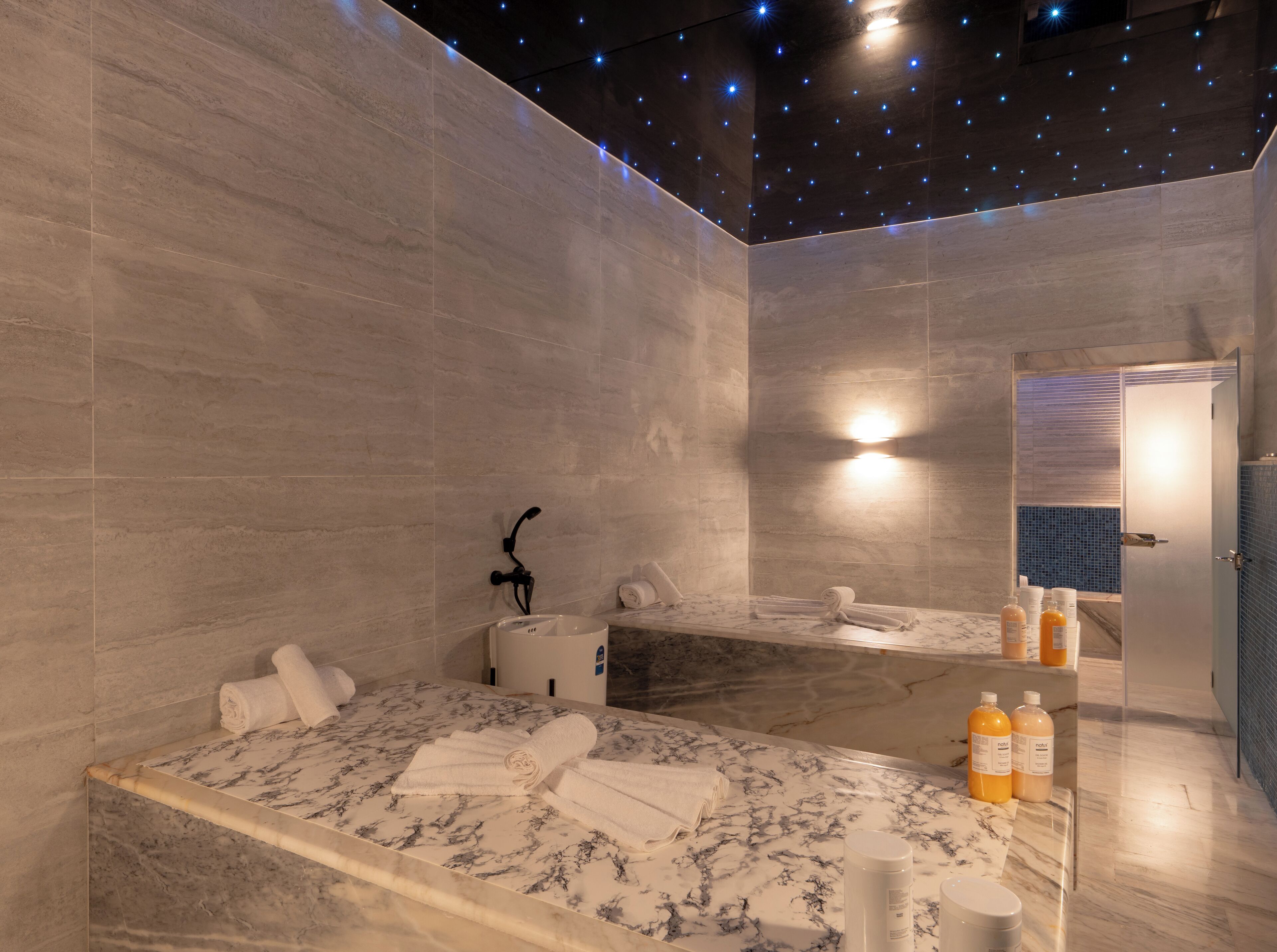 桑拿、热水浴缸、湿蒸房、泥浴、按摩服务